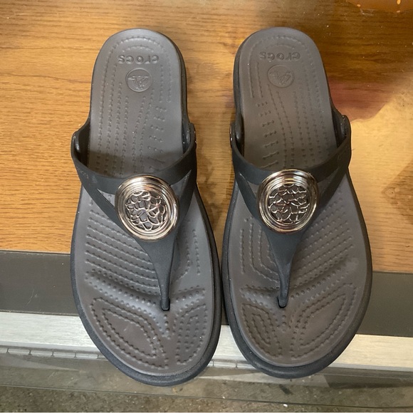 CROCS SANRAH LIQUID METALLIC WEDGE SANDALS 6 - Picture 4 of 7